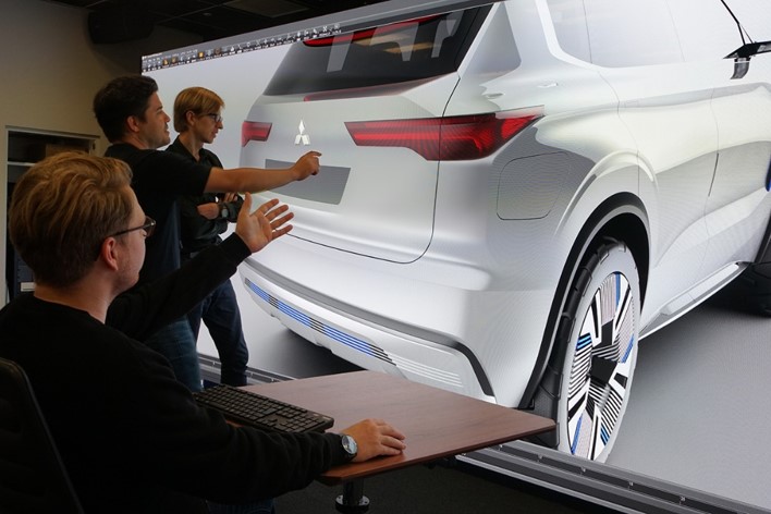 三菱自動車工業株式会社デザイン本部様 Crystal Ledディスプレイシステム 株式会社レスターコミュニケーションズ
